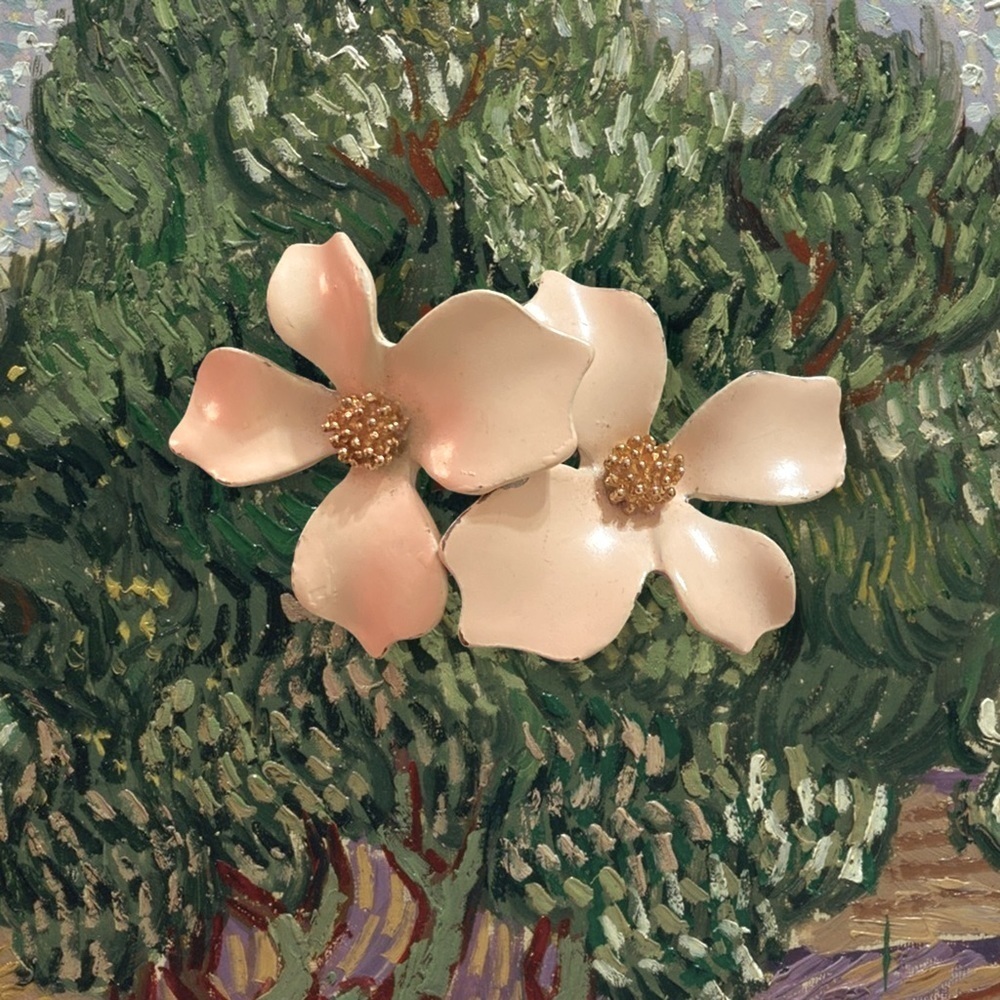 Metal Petal Floral Cream earrings‎
